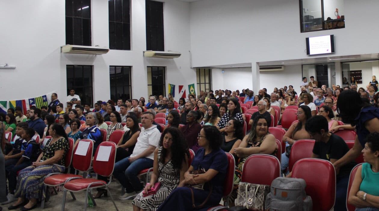 Vista de trás do santuário mostrando a igreja completamente cheia em um domingo