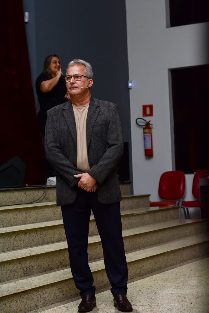 Pastor Liviston Sampaio Guerra em pé no santuário da IBVER